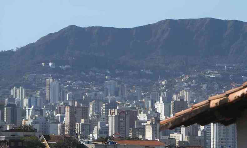 Paisagem com a Serra do Curral no fundo e prdios de Belo Horizonte em primeiro plano
