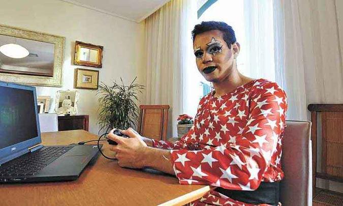 A drag queen Victoria Invicta desenvolveu um game voltado para público que está fora do mercado hetero(foto: Alexandre Guzanshe/EM/D.A Press) A drag queen Victoria Invicta desenvolveu um game voltado para público que está fora do mercado hetero(foto: Alexandre Guzanshe/EM/D.A Press)