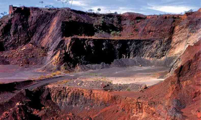 Foto mostra espao de BH devastado pela minerao 