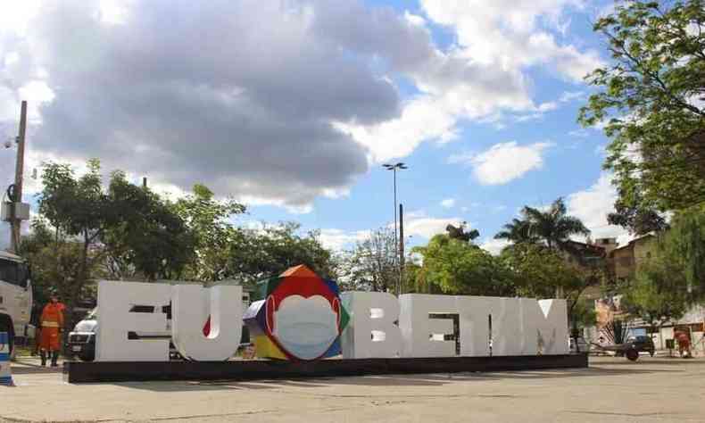 A Praa do Encontro ganhou um grande letreiro para moradores e turistas fazerem aquela foto divertida