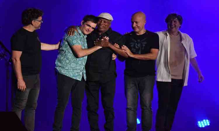 Milton Nascimento com os integrantes da banda Skank, no show de despedida