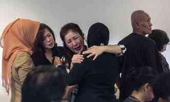 Familiares de passageiros do voo se reuniram no saguo do aeroporto de Surabaya(foto: JUNI KRISWANTO / AFP)