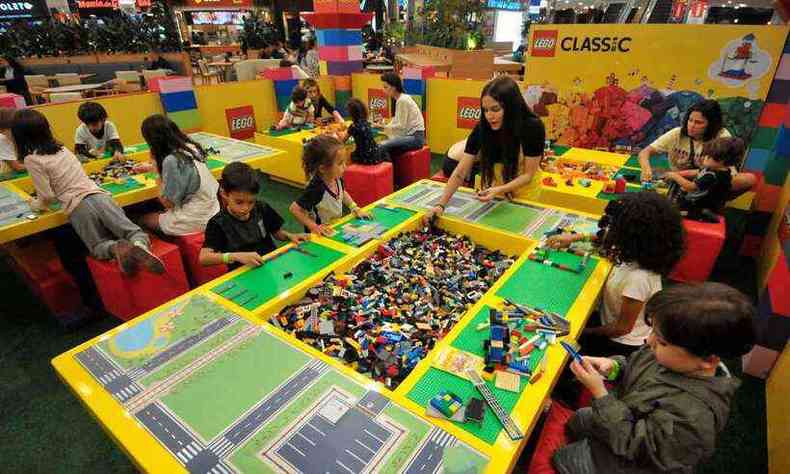 Meninos e meninas exercitam a criatividade na montagem de peas de Lego no DiamondMall