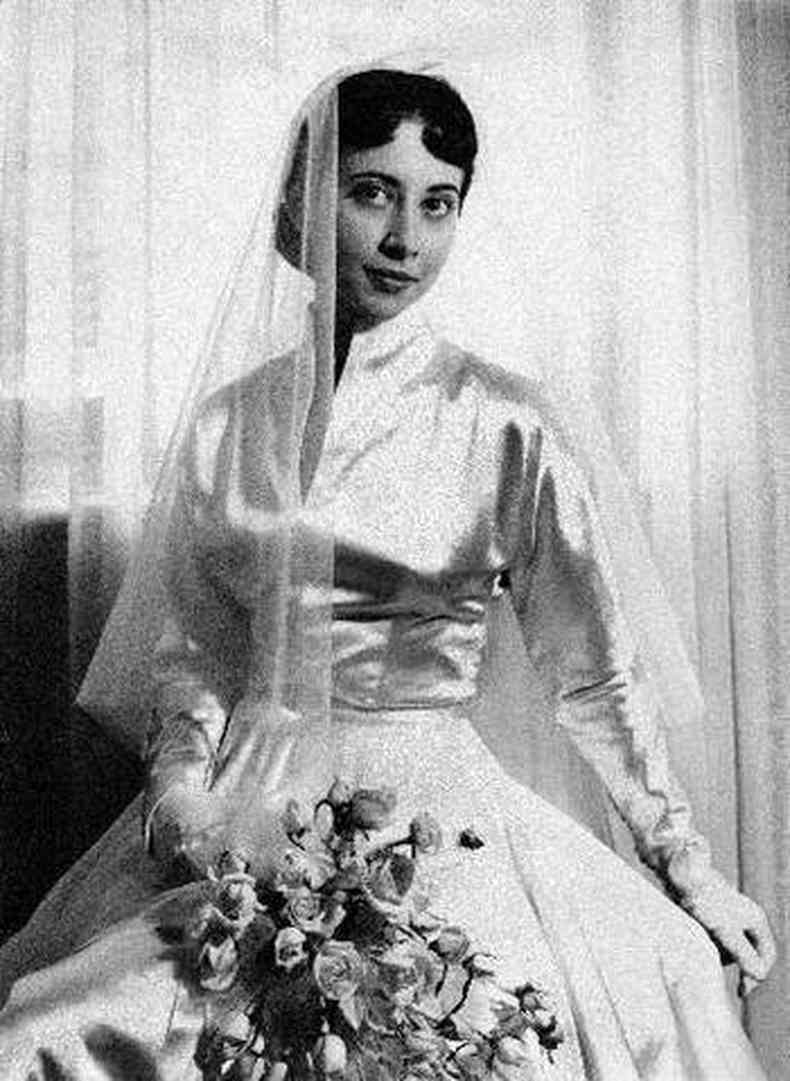 A atriz em 1953 com o vestido de noiva que ganhou de presente de Eva Todor, cuja companhia de teatro o noivo integrava(foto: Companhia das Letras/Divulgao)