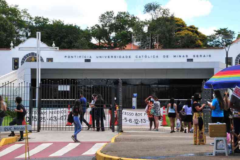 Movimento de candidatos do Enem no campus da PUC-MG, no bairro Coração Eucarístico, em Belo Horizonte