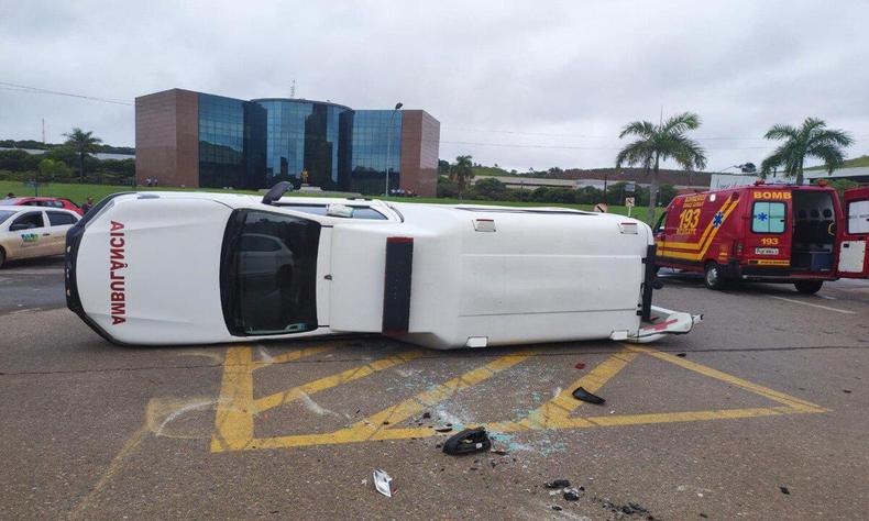 Imagem de uma ambulncia que capotou