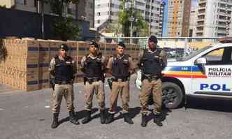 Cigarros apreendidos pela PM foram entregues na Polcia Federal(foto: Polcia Militar/Divulgao)