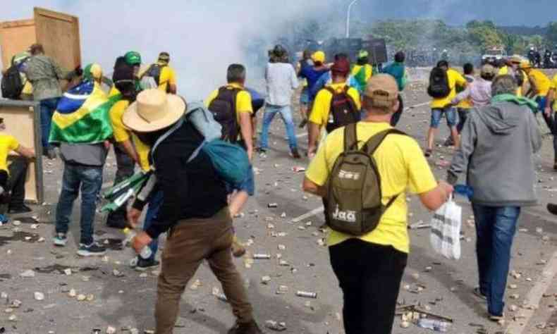 Pessoas em participao de atos antidemocrticos