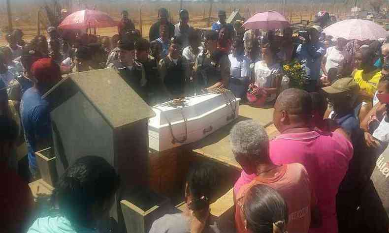 Dezenas de pessoas acompanharam o sepultamento do garoto(foto: Luiz Ribeiro/EM/D.A.Press)