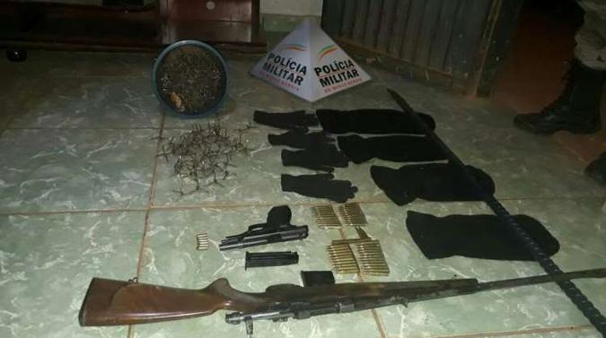 Material apreendido com os criminosos(foto: Polícia Militar (PM) / Divulgação) Material apreendido com os criminosos(foto: Polícia Militar (PM) / Divulgação)