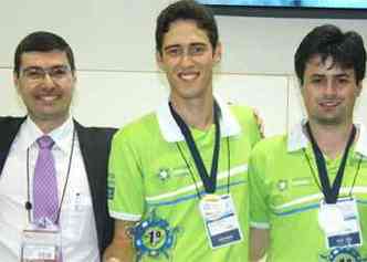 Daniel Moczydlower (esq), CEO da Chemtech, e a dupla campe da UFV, Jardel Farias Duque e Rodrigo Fortes (dir)(foto: Divulgao)