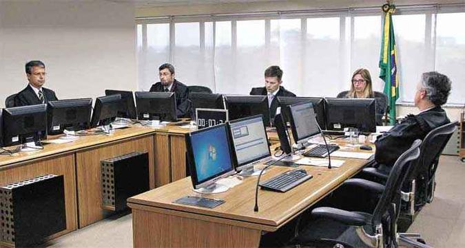 O julgamento realizado pelos três desembargadores da 8ª Turma do Tribunal Regional Federal da 4ª Região começou às 8h30 e durou oito horas e 15 minutos(foto: SYLVIO SIRANGELO/TRF-4) O julgamento realizado pelos três desembargadores da 8ª Turma do Tribunal Regional Federal da 4ª Região começou às 8h30 e durou oito horas e 15 minutos(foto: SYLVIO SIRANGELO/TRF-4)