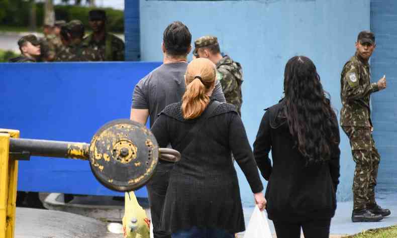 Familiares de militares chegam a quartel em Barueri (SP), de onde foram furtadas metralhadoras