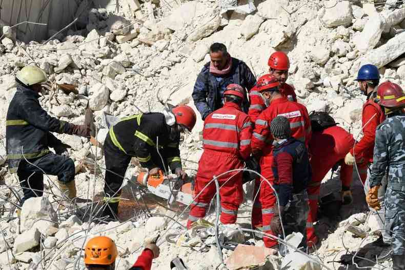 Bombeiros trabalham em escombros em Aleppo, na Siria