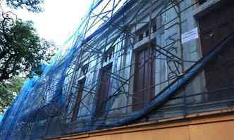 Andaimes, tela de proteo e tapumes escondem de quem passa os detalhes da fachada histrica do primeiro grupo escolar de Belo Horizonte(foto: Ramon Lisboa/EM/DA Press)