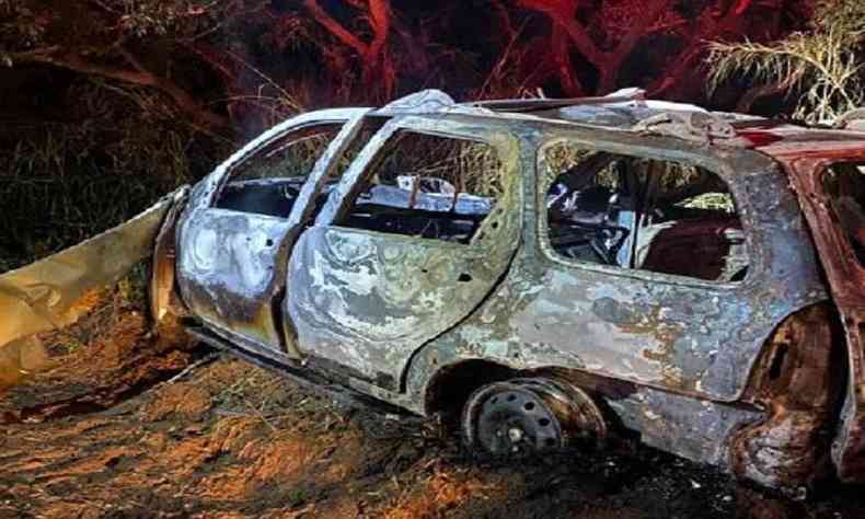 Carro pegou fogo logo depois da batida na BR-365