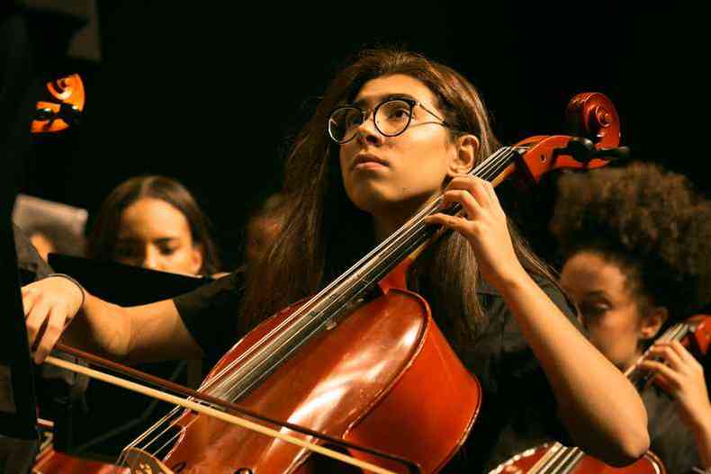 Para Laura, a sensao de subir ao palco para tocar na Orquestra de Cmara Sesc  indescritvel(foto: Henrique Chendes/sesc/Divulgao)