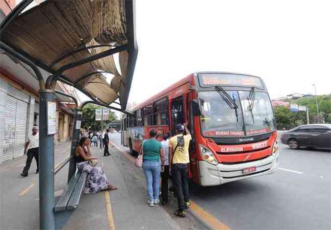 Abrigo de nibus na avenida do Contorno com Rua Carijs, no Centro de BH(foto: Cristina Horta/EM/D.A Press)