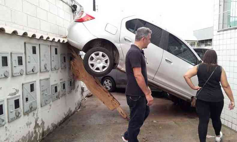 Um dos veculos arrastados ficou prensado entre duas paredes dentro do estacionamento(foto: Jair Amaral/EM/D.A PRESS)