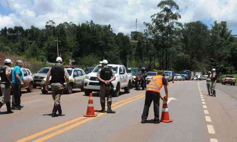 Polícia e Defesa Civil chegaram a bloquear BR-356, sentido Ouro Preto, por risco de rompimento(foto: Paulo Filgueiras/EM/D.A.Press)