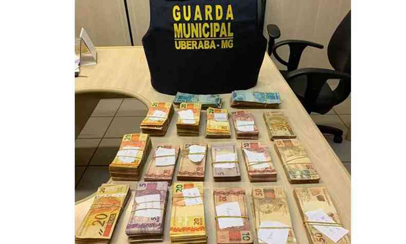 O dinheiro apreendido pela GM de Uberaba foi encaminhado para a PF que vai investigar o crime(foto: Guarda Municipal de Uberaba/Divulgao)