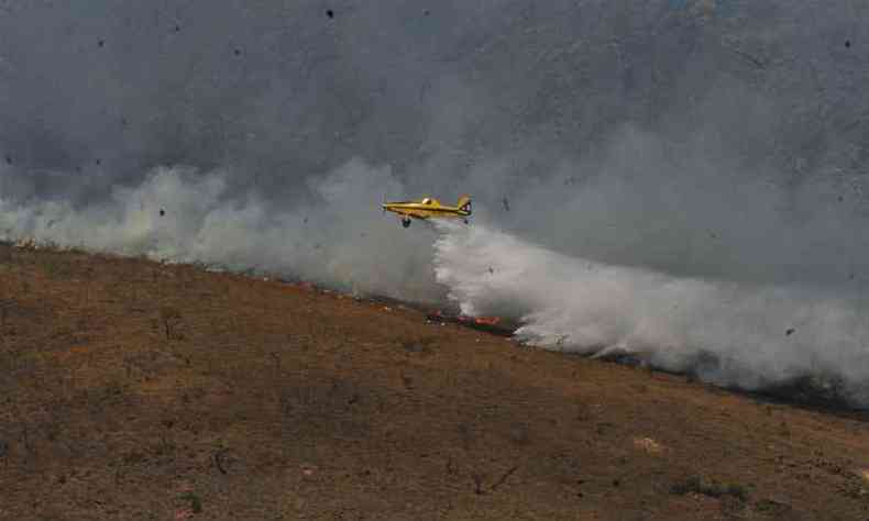 Aeronaves ajudam a apagar as chamas que atingem a rea verde(foto: Jair Amaral/EM/D.A Press)