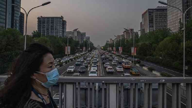 Pedestre em Pequim; China tem alcanado suas metas de controle de emisses, mas sofre presso para adotar objetivos mais ambiciosos(foto: EPA/ROMAN PILIPEY)