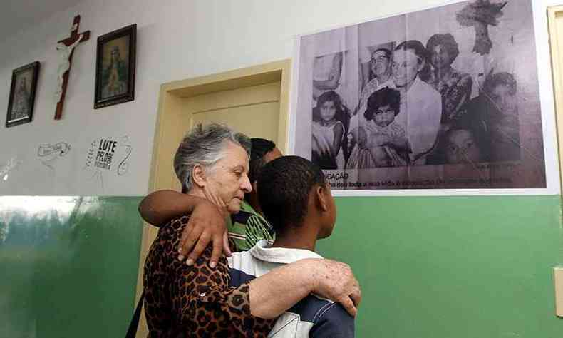A presidente da Apias, Elizabete Teixeira Tfani, com meninos atendidos na instituio diante de foto da fundadora(foto: Jair Amaral/EM/D.A Press )