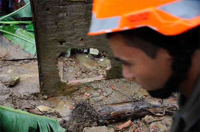 Bombeiros continuam fazendo buscas nos locais dos deslizamentos(foto: Tnia Rgo/ABr)