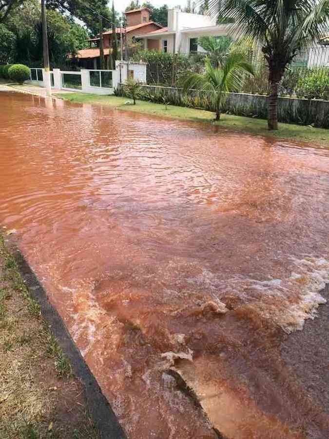 Ruas e casas foram tomadas pela gua que jorrou das 7h s 13h40Hermnia Oliveira/divulgao