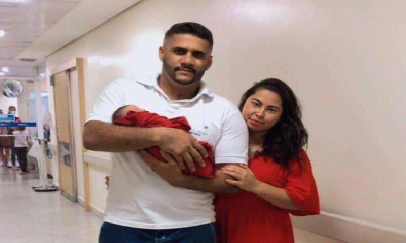 Rafaela, o marido Victor e o filho Ravi deixando o hospital 