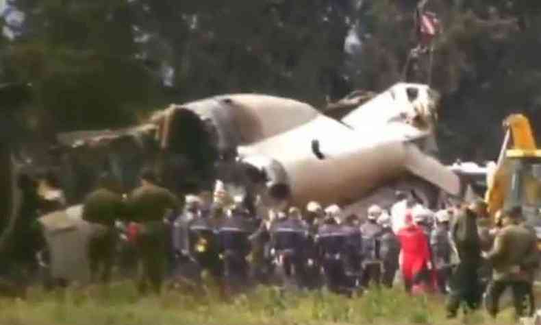 Imagens de um canal de TV local mostram equipes de resgate ao redor dos destroos da aeronave militar(foto: Reproduo/Youtube)