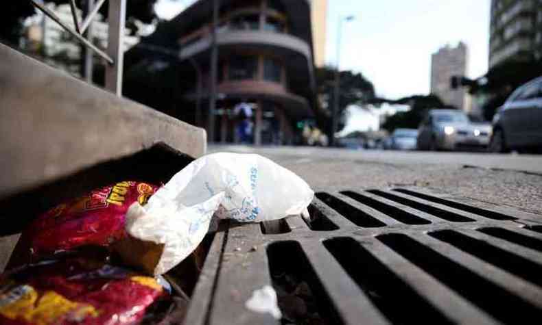 Bocas de lobo no Centro de Belo Horizonte são bloqueadas devido ao crescente volume de sacolas plásticas jogadas nas vias públicas(foto: Leandro Couri/EM/D.A Press)