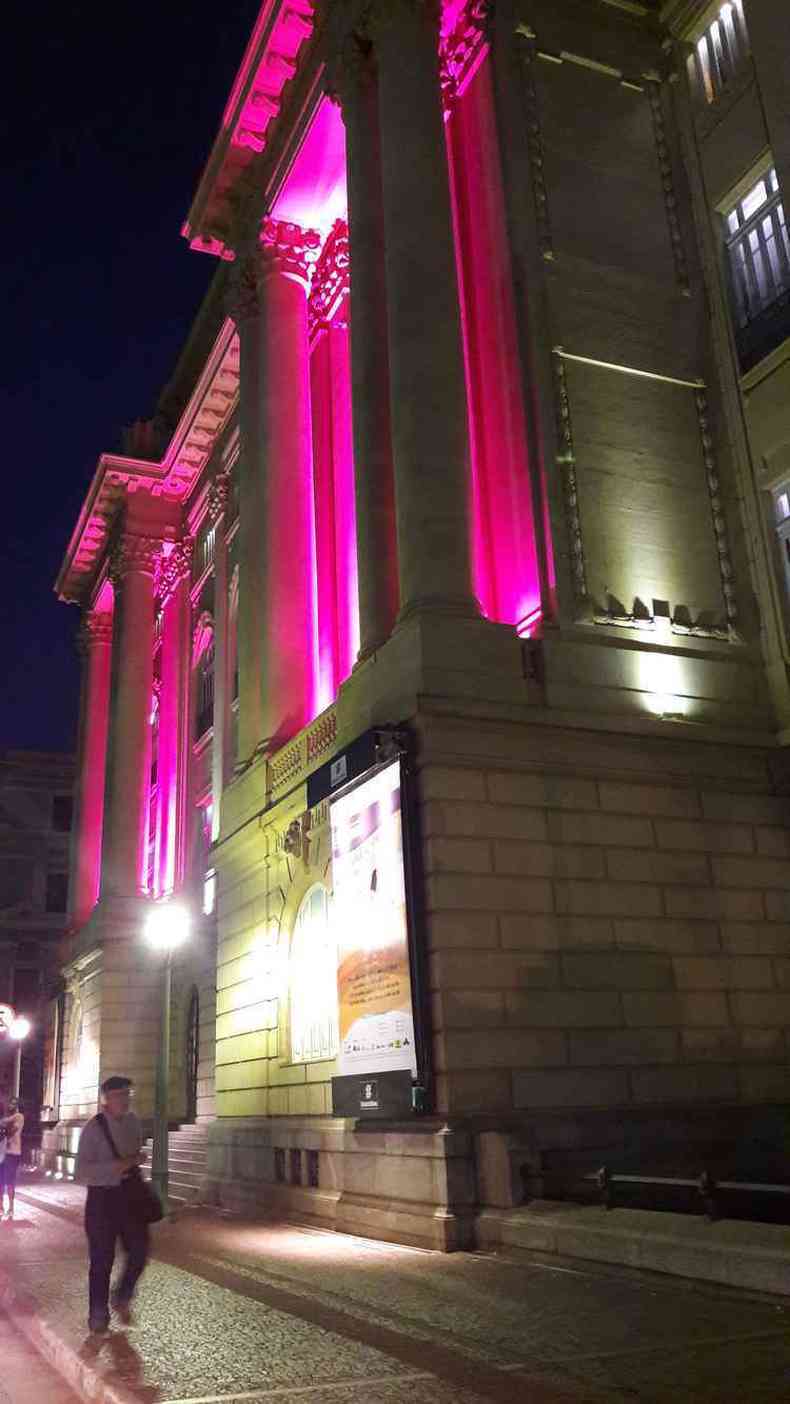 Centro Cultural do Banco do Brasil iluminado de rosa em referncia  campanha de conscientizao Outubro Rosa(foto: Sidney Lopes/EM/D.A Press.)