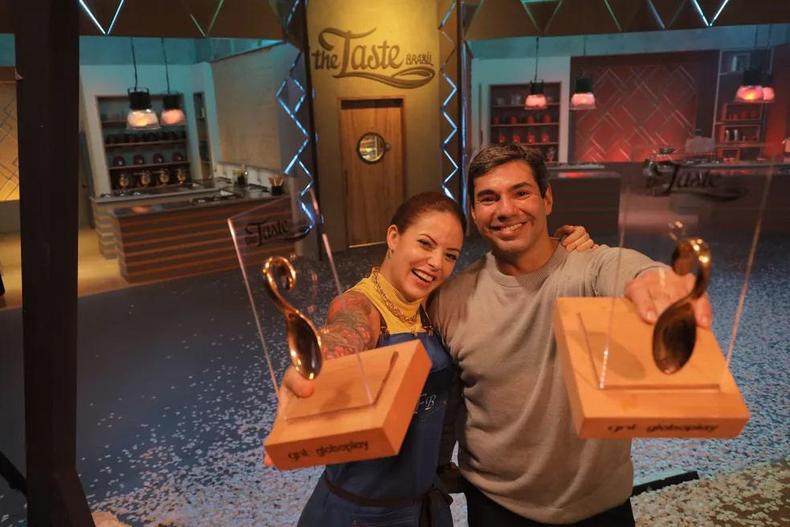 Andreza Lusa e Felipe Bronze com trofus