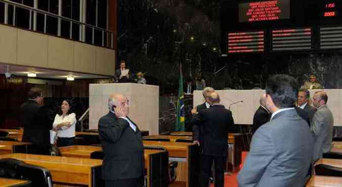 Deputados durante reunio ordinria na tarde dessa tera-feira em plenrio: cada um dos vetos do Executivo pode ser discutido por seis sesses (foto: Lia Priscila/ALMG)