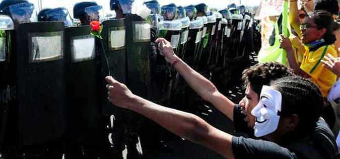Manifestao protestam contra os gastos excessivos com a reforma dos estdio e arenas para a Copa do Mundo e em apoio s manifestaes de todo o pas(foto: Edilson Rodrigues/CB/D.A Press )