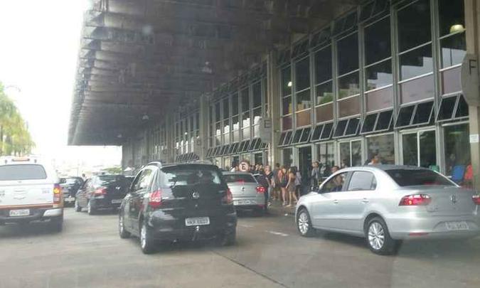 Carros de aplicativos e particulares realizaram embarque e desembarque de passageiros no terminal Carros de aplicativos e particulares realizaram embarque e desembarque de passageiros no terminal