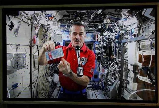 �ltima gera��o: o astronauta Chris Hadfeld exibe a nova nota de d�lar canadense(foto: REUTERS/Chris Wattie )