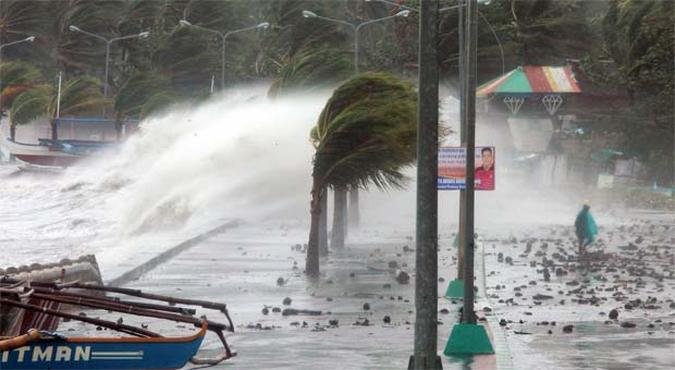 O tufão Haiyan provocou ventos de 315 km/h, deixando três mortos nas Filipinas (foto: AFP PHOTO/CHARISM SAYAT ) O tufão Haiyan provocou ventos de 315 km/h, deixando três mortos nas Filipinas (foto: AFP PHOTO/CHARISM SAYAT )