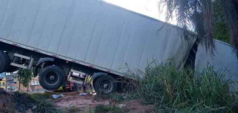 Parte do caminho saiu da pista em acidente na BR-040