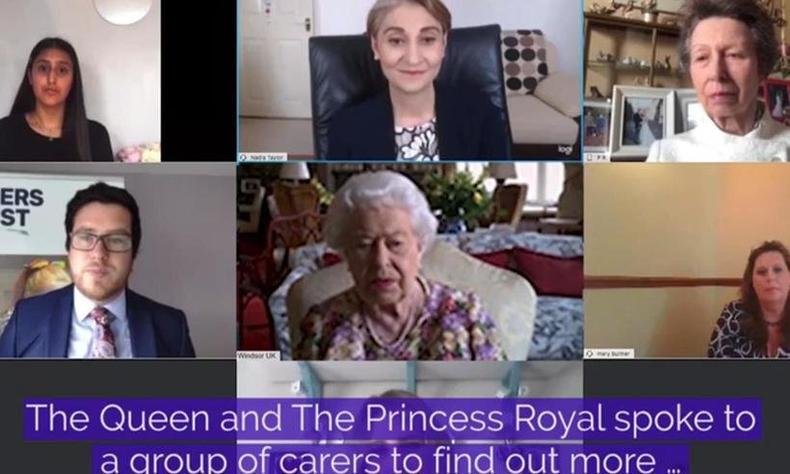Do castelo de Windsor, onde está confinada com o marido, o príncipe Philip, a monarca ouviu membros da associação Carers Trust por vídeochamada (foto: Palácio de Buckingham/Divulgação/AFP) Do castelo de Windsor, onde está confinada com o marido, o príncipe Philip, a monarca ouviu membros da associação Carers Trust por vídeochamada (foto: Palácio de Buckingham/Divulgação/AFP)