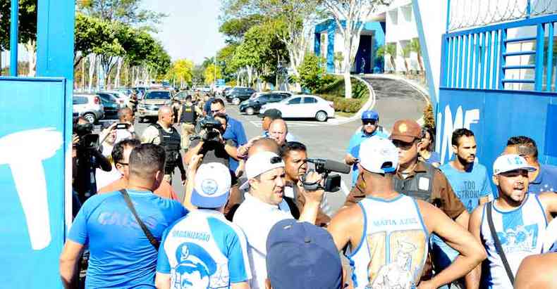 Com a crise no Cruzeiro, membros de torcidas organizadas protestaram na Toca da Raposa(foto: Juarez Rodrigues/EM/D.A Press)