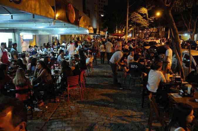 Empresrios do ramo de bares e restaurante comemoraram a liberao(foto: Marcos Vieira/EM/D.A.Press))
