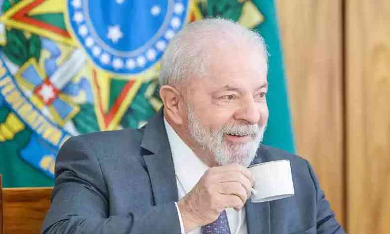 Lula tomando um cafe