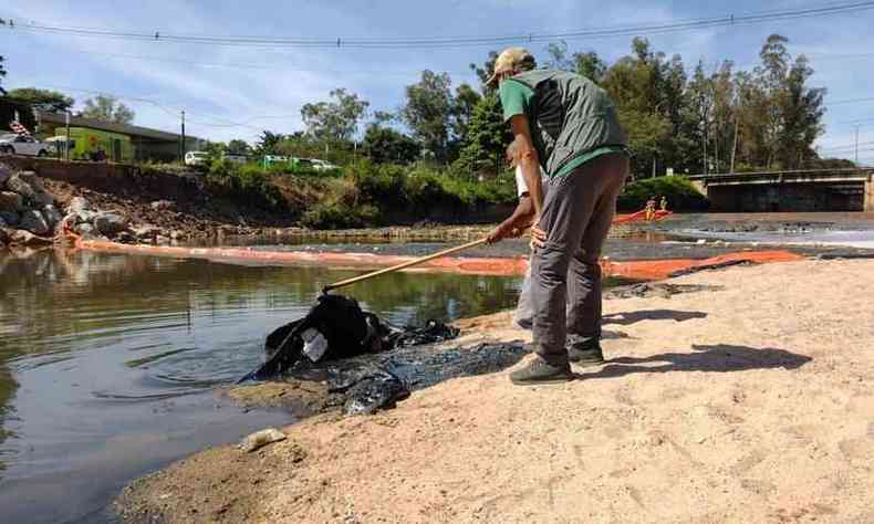 Equipe remove o piche asfltico do Crrego, prximo ao Parque Ecolgico