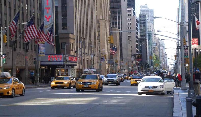 Movimento de carros em rua em Nova York