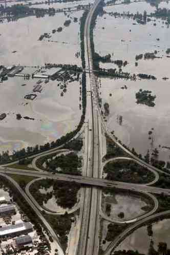 Vista area mostra estrada inundada perto de Deggendorf, na Alemanha (foto: AFP PHOTO / Wolfram Zummach GERMANY OUT )