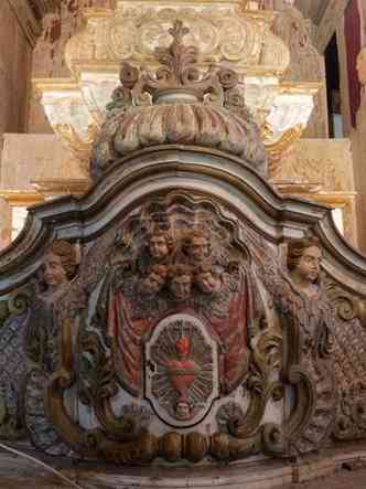 No interior da igreja, trabalho de tcnicos e especialistas recupera o esplendor do altar ricamente decorado e detalhes que foram sendo apagados pelo tempo