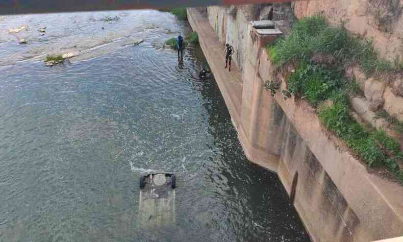 Carro foi encontrado submerso na Lagoa dos Encantos(foto: Reproduo Redes Sociais)